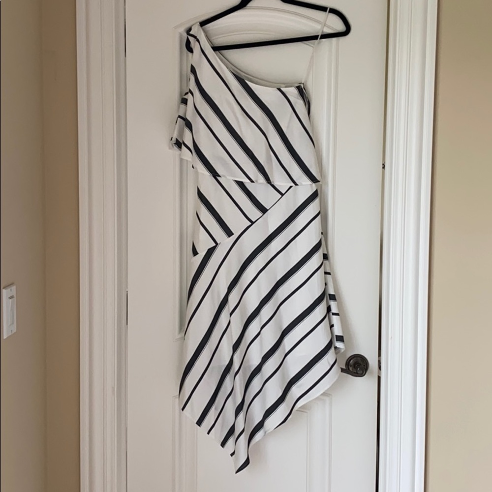 One-shoulder dress